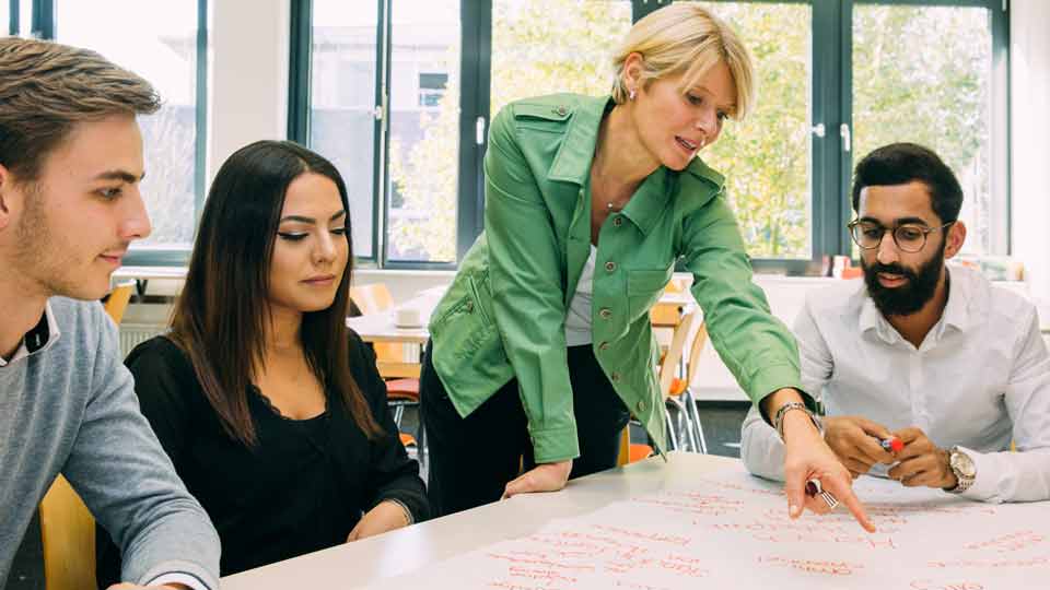 Studierende bei einem Projekt