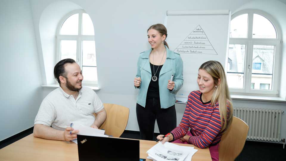 Studierende bei der Projektarbeit