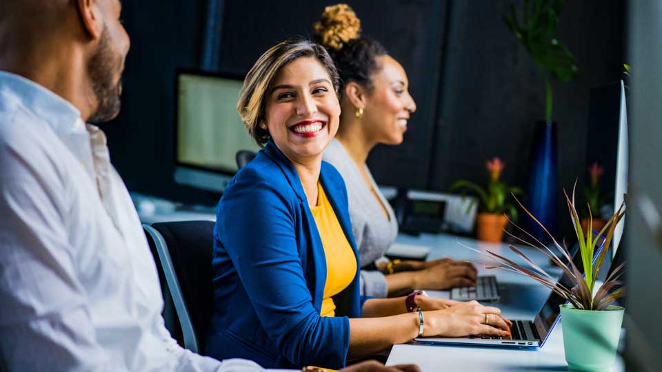 Mitarbeitende im Personalmanagement lachen gemeinsam