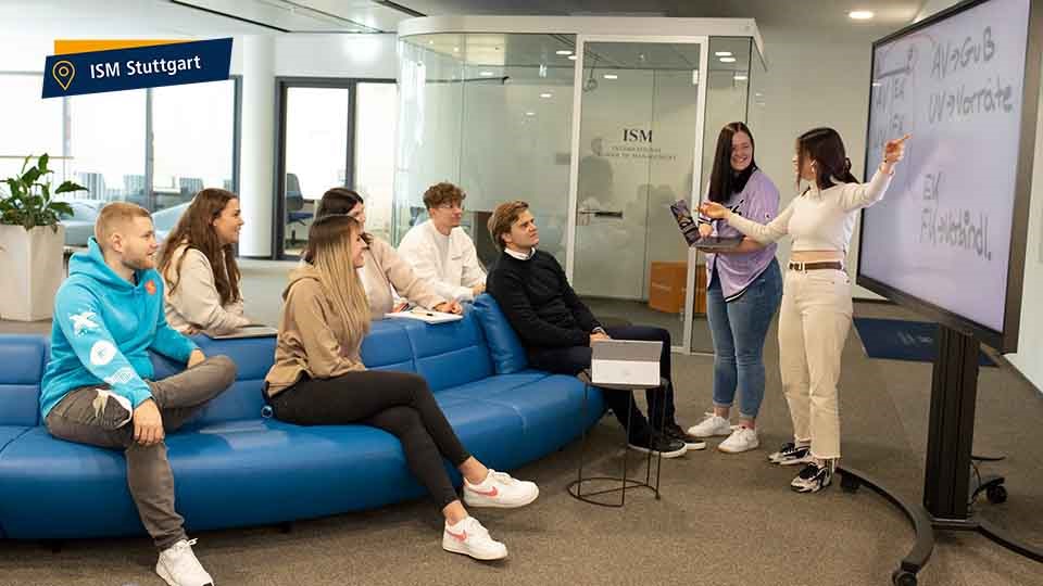 Studierende feiern an der jährlichen Sommerpartyam Campus der ISM Frankfurt