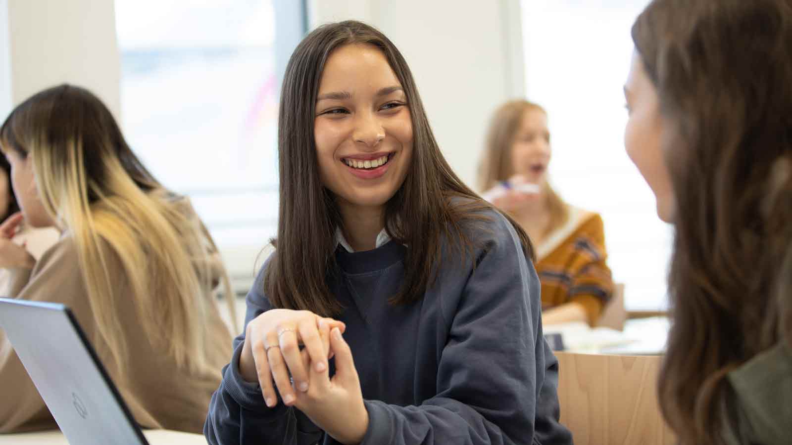 Studentinnen unterhalten sich im Seminarraum