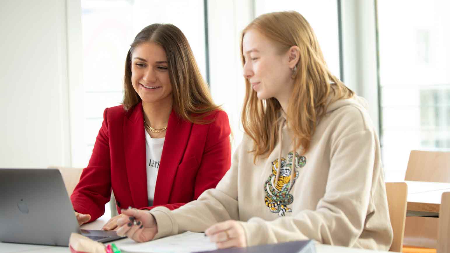 Studentinnen suchen etwas am Laptop