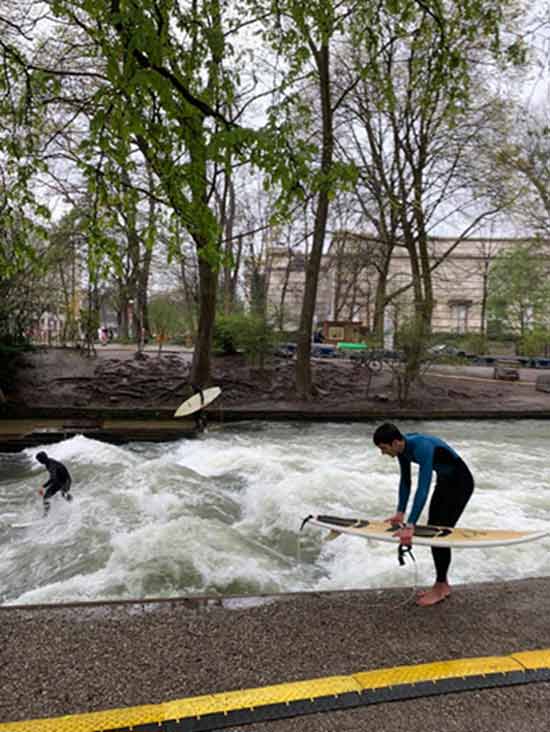 Surfer an der Eisbachwelle in München