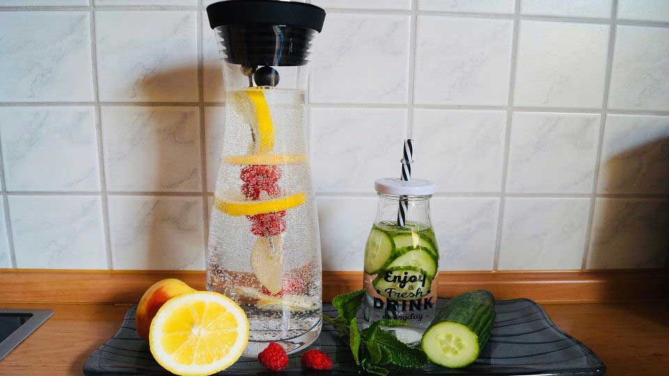 Infused Water mit Zitrone, Himbeere und Gurke