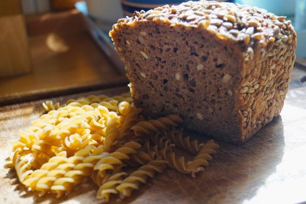 Vollkornbrot und Nudeln