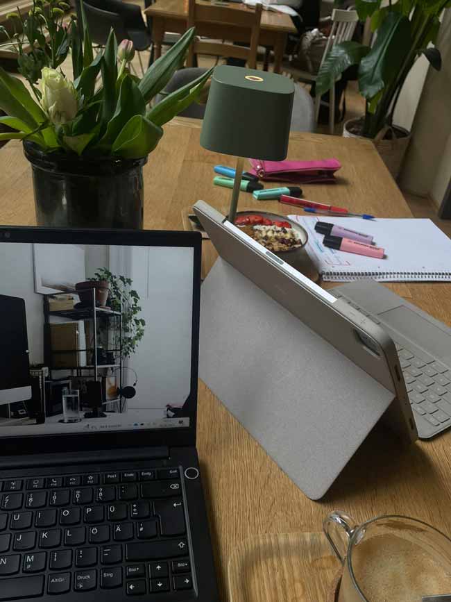 Tablets auf einem Café-Tisch