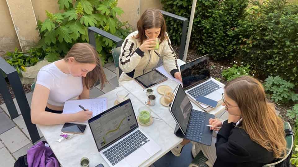 Studentinnen beim Lernen im Café