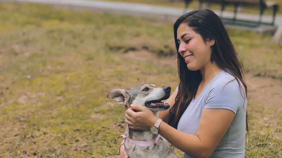 Frau mit Hund