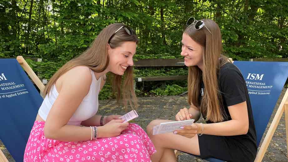 Marie und eine Freundin beim Lernen