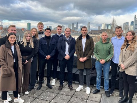 ISM-Studierende mit Alumnus Sebastian Besser und Peter Caracciolo von MHP - a Porsche Company 